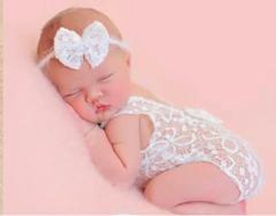 Newborn fotoshoot / newborn photoshoot / baby fotoshoot / baby kleding / babycadeau / babykleding - kanten pakje baby - wit pakje baby