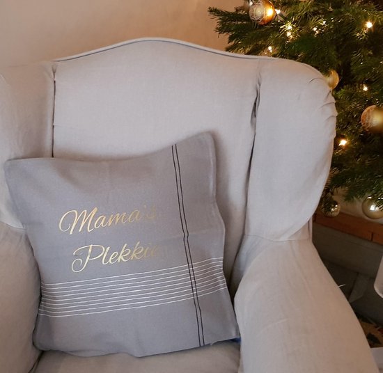 Kussen Kussenhoes met grappige tekst bedrukt mama cadeau plekje voor mama | Mama’s Plekkie met naam | beige met opdruk goud | 50x50 cm | voor de liefste aanstaande geboorte baby zwangerschap aankondiging bekendmaking moeder ouders