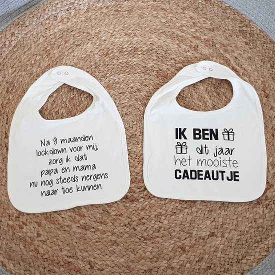 Babyslabbetje baby slab Met Tekst corona lockdown  - Bekendmaking Zwangerschap cadeau set aankondiging geboorte zwangerschapsaankondiging papa mama opa en oma oom tante bekend maken geslacht  voor jongen of meisje bekendmaken