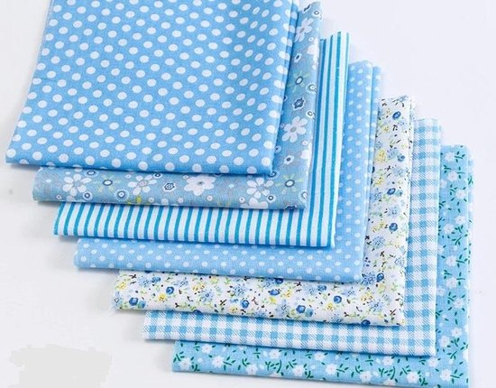 Pakket van 7 lapjes stof - verschillende designs - licht blauw - 24 x 25 cm - quilt - patchwork - poppen kleertjes  - barbie - mondkapje